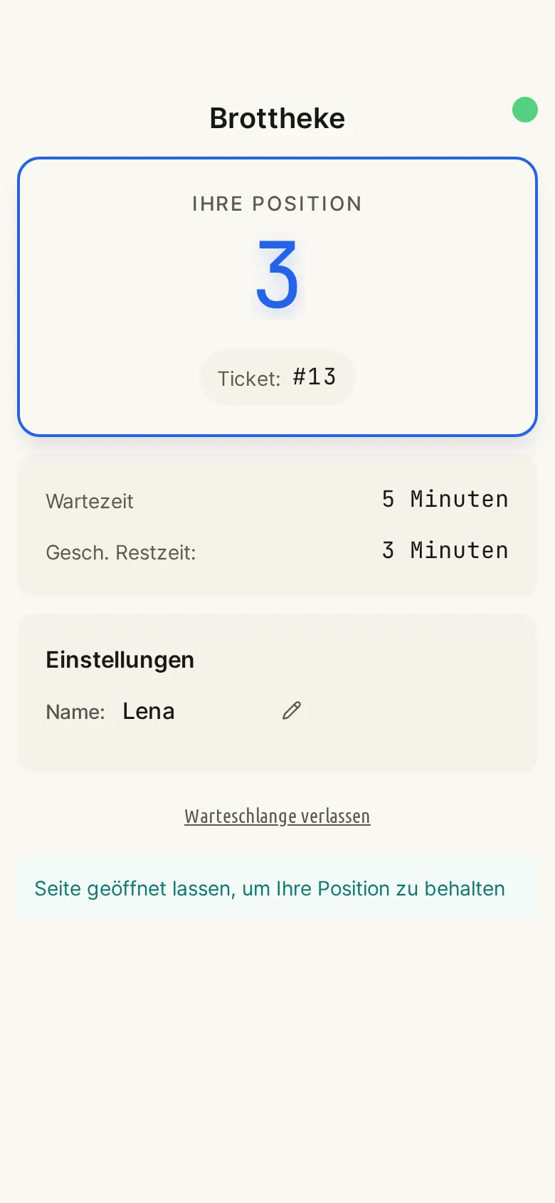 Kundin sieht ihre Position in der digitalen Warteschlange