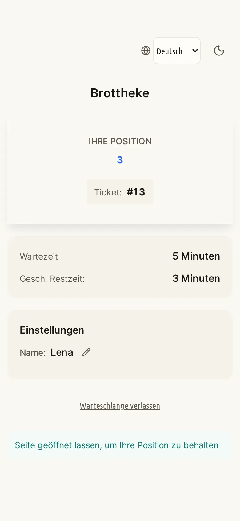 Kundin sieht ihre Position in der digitalen Warteschlange